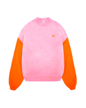 Oversized sweatshirt with long wide sleeves, featuring a round neck, pink body with orange sleeves, and the brand's logo on the chest.